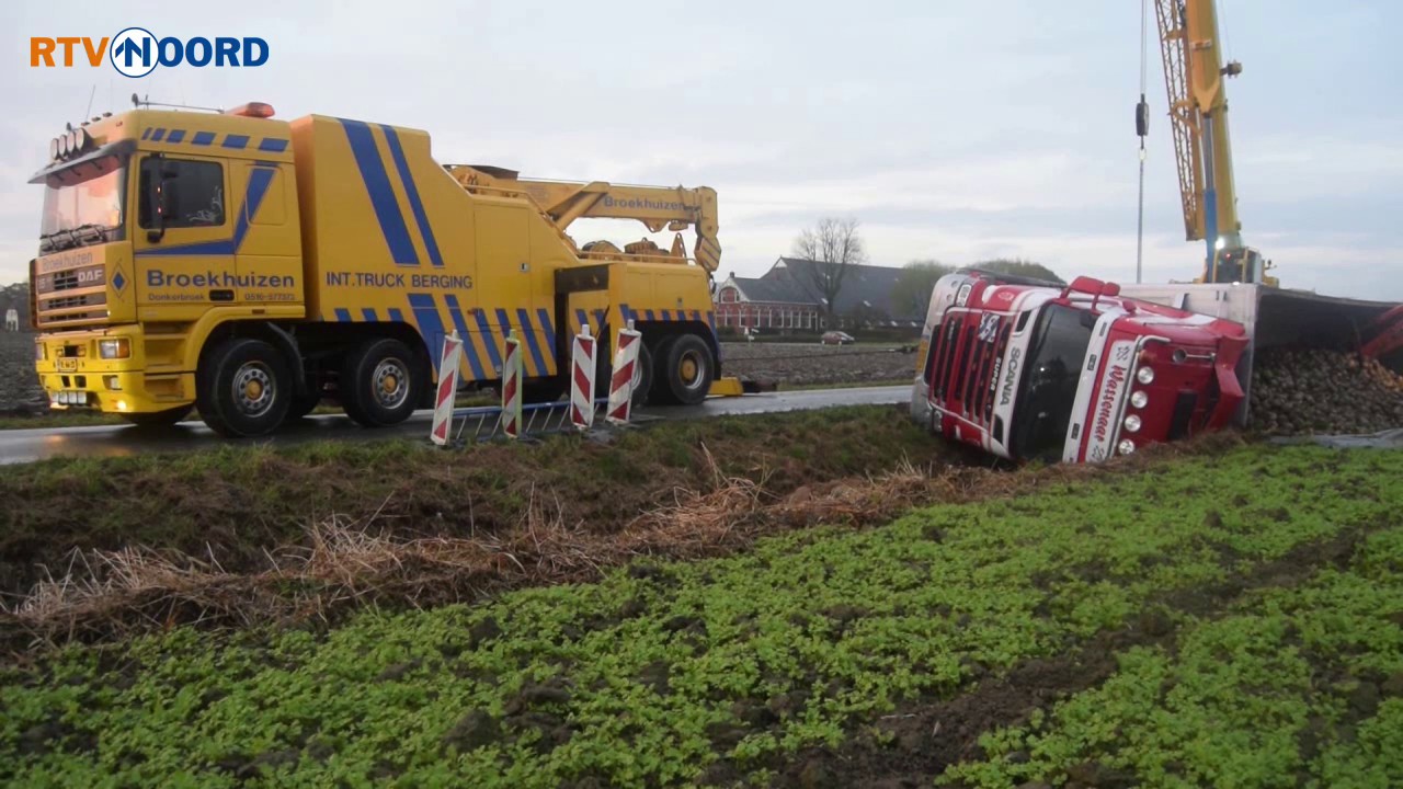 Bietenwagen kantelt bij Uithuizen - RTV Noord