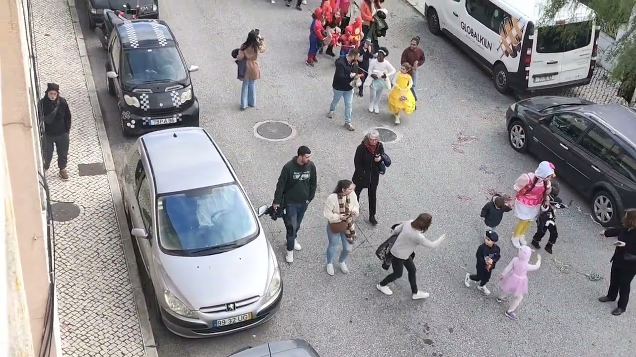 Desfile das crianças.carnaval passou aqui na rua agora.