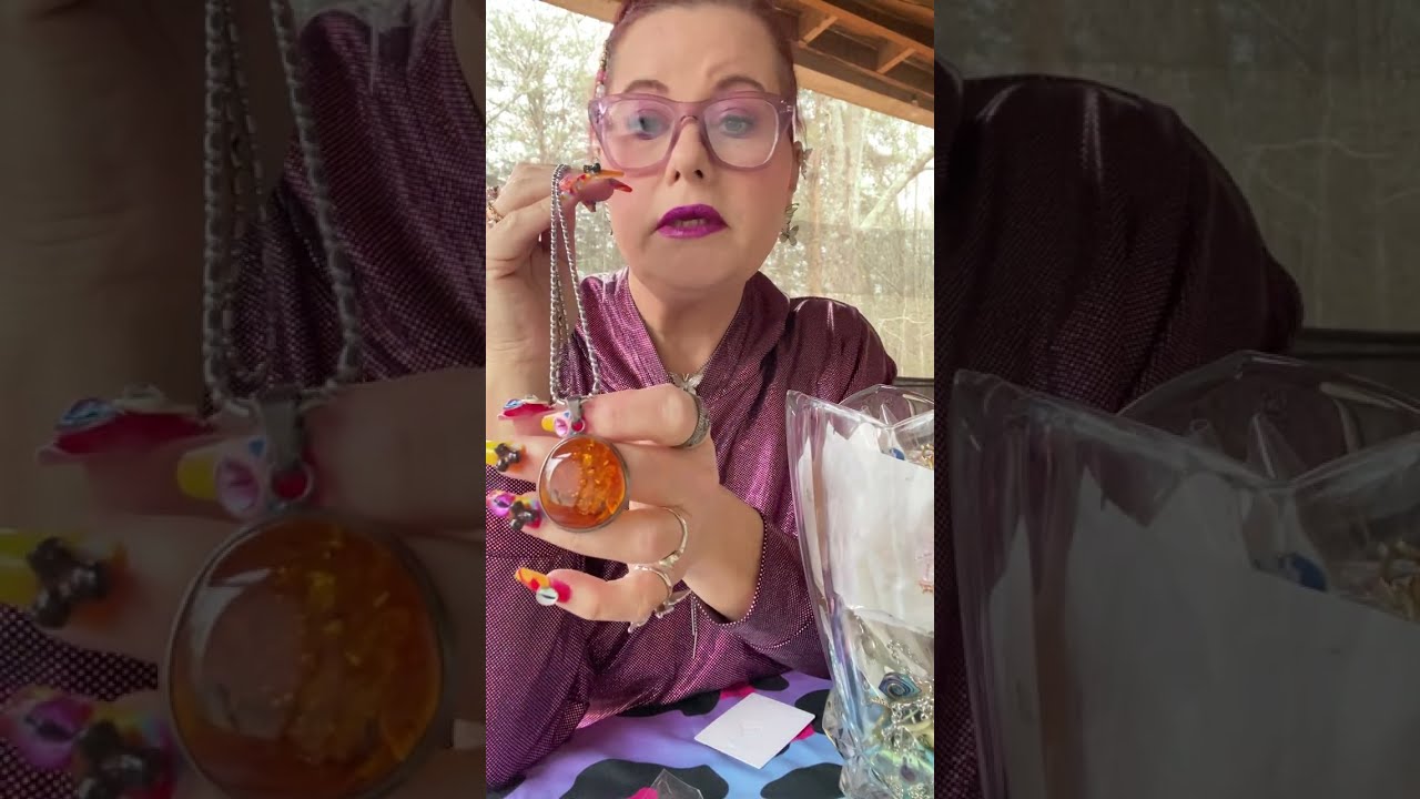 ￼Open this huge Mystery jewelry jar with me.