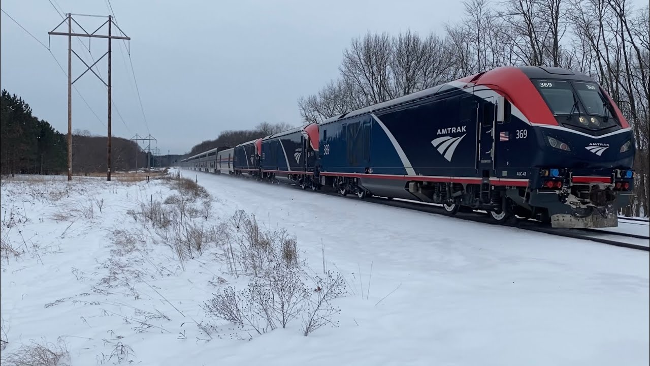 Amtrak Train Speeds thru Crossinng, Passes Holiday Train! Portage, WI! 12/11/2025
