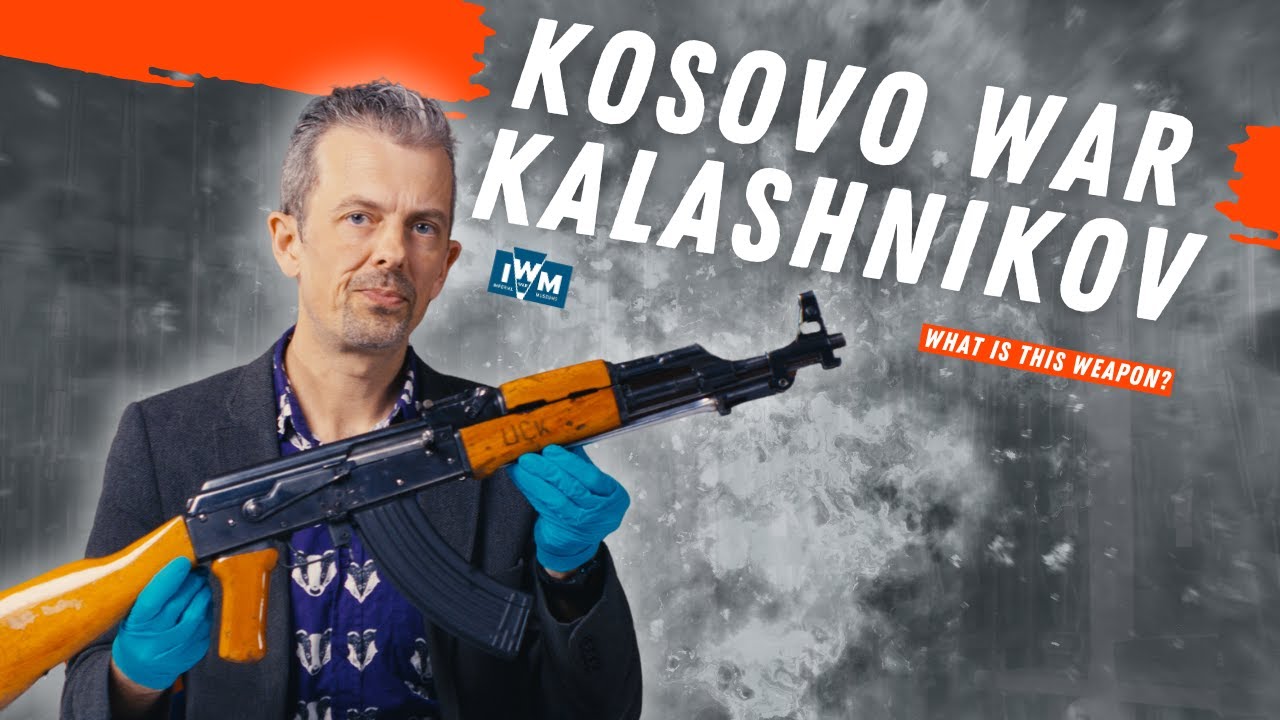 Албанский АК Армии освобождения Косово (UÇK) с экспертом по огнестрельному оружию Джонатаном Ферг...