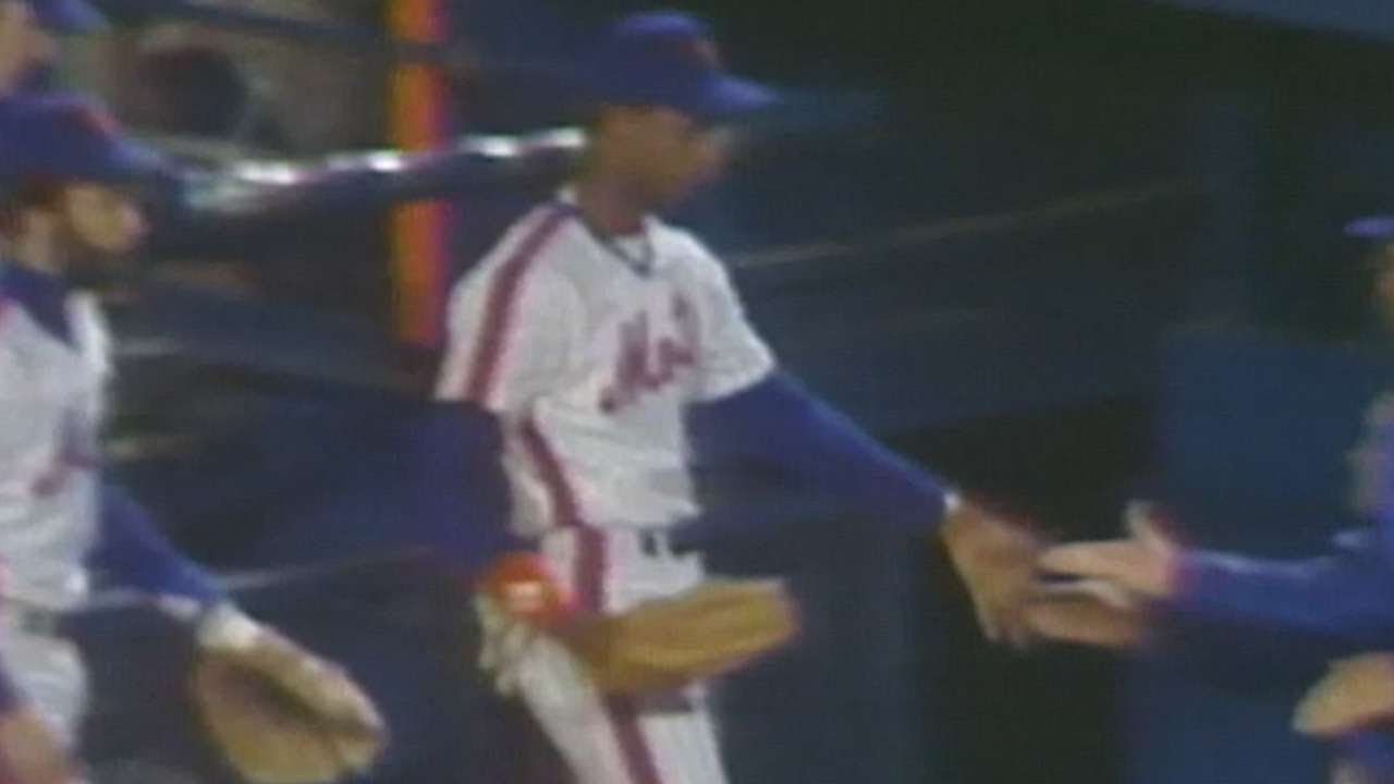 Darryl Strawberry throws out Alan Wiggins at the plate