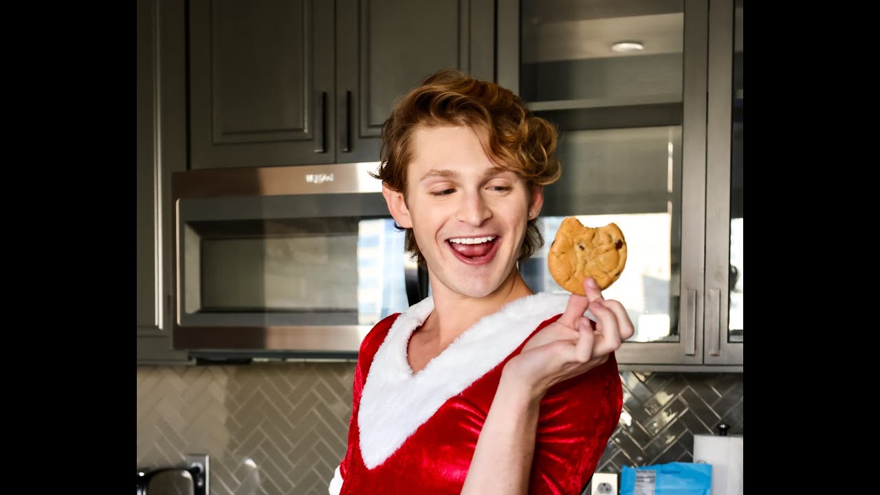 Garrett Kinsley Makes a Christmas Cookie