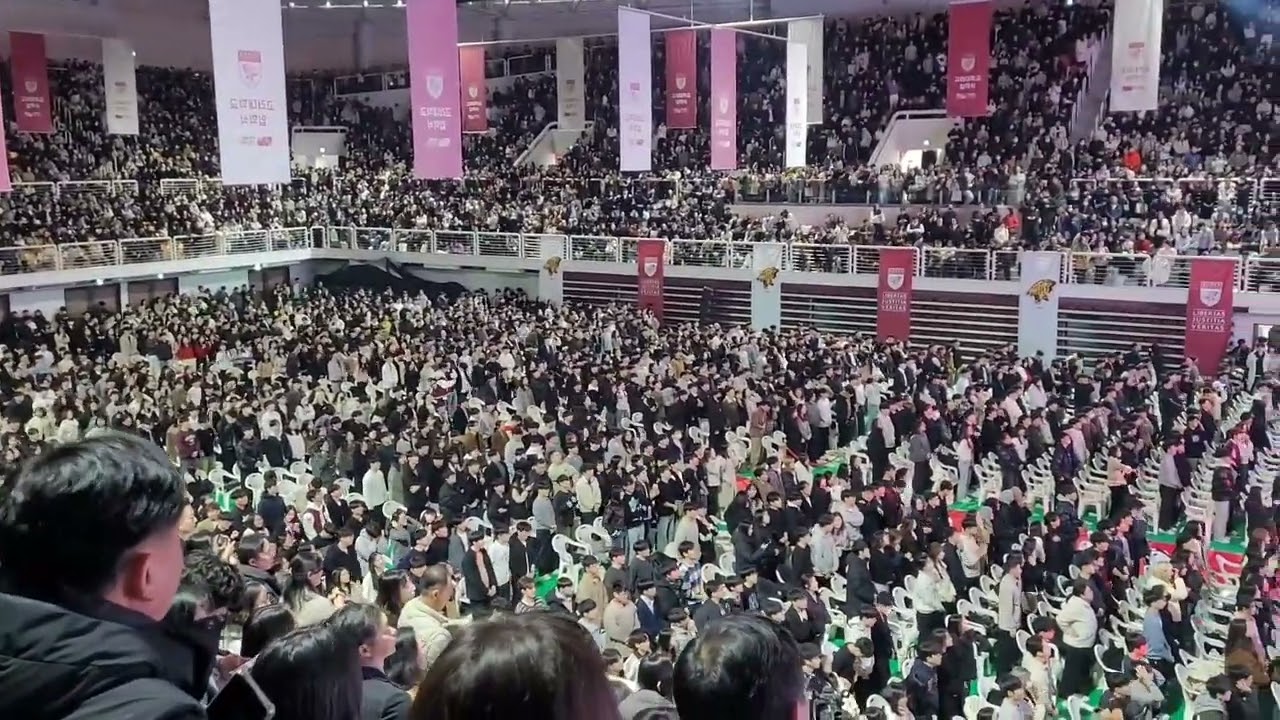 고려대학교 서울캠퍼스 2025년 신입생 입 학식이 2025년02월28일 서울캠퍼스내 화 정체육관에서 이날10:00시에 산입생이 가 득모인가운대 성황리에 개최가되었다