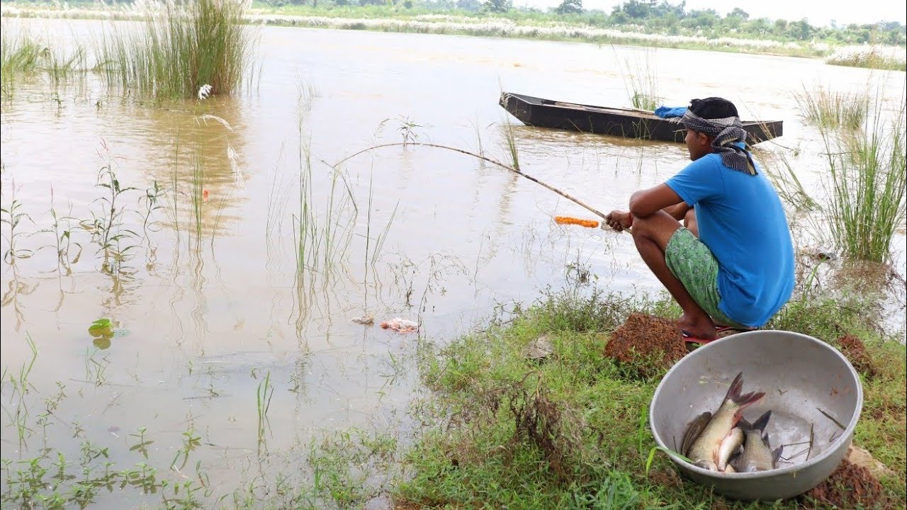 Fishing Video || One will be amazed to see the traditional boy's fishing technique in the river