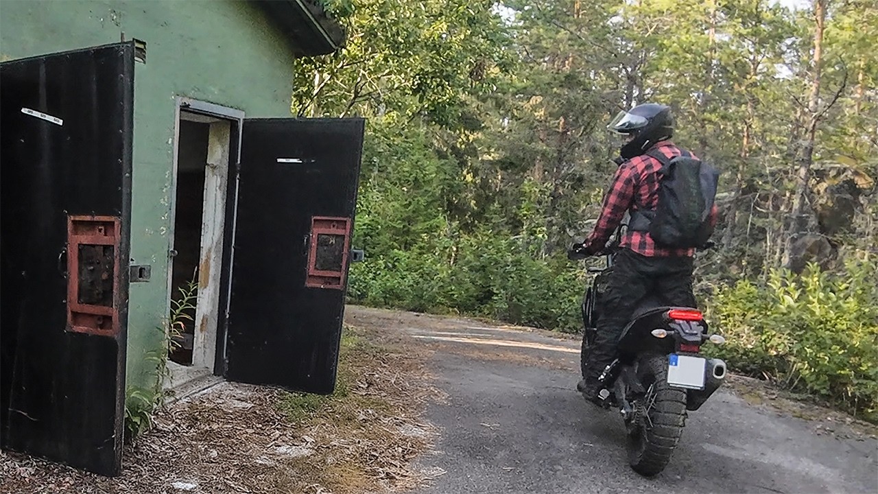 Utforskar en Stor Nedlagd (hoppas jag) Militäranläggning med Motorcykeln