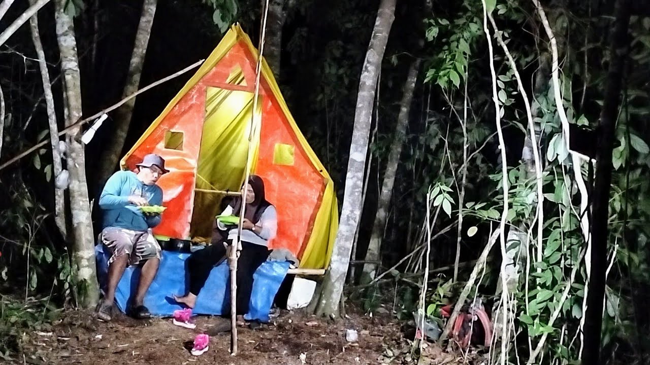 Camping hujan deras membagun rumah segitiga pengalaman alam yang menyenangkan