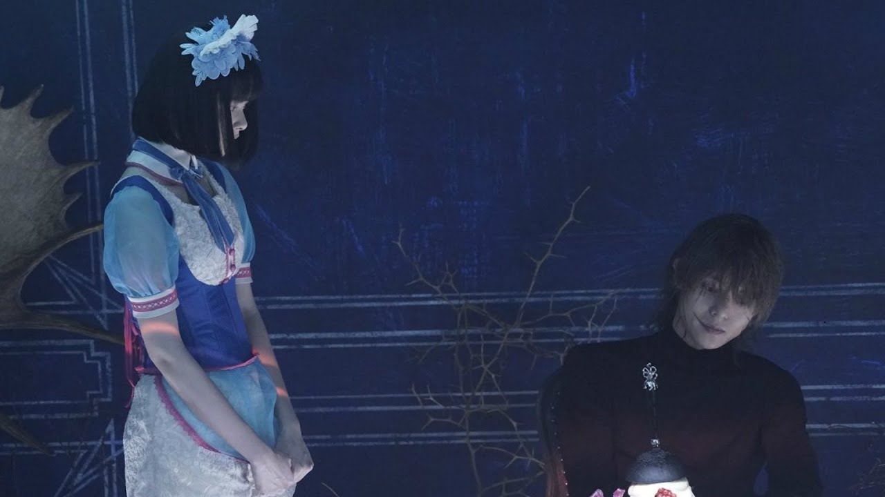 一家杀手用餐的餐厅，服务员上错菜都可能被杀，一部喜剧动作电影
