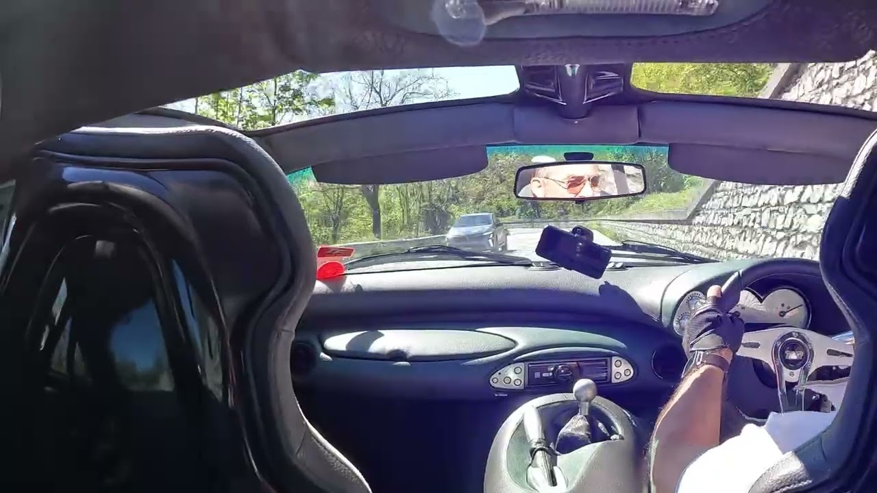 TVR T350t is difficult to overtaking in Italy… 😂