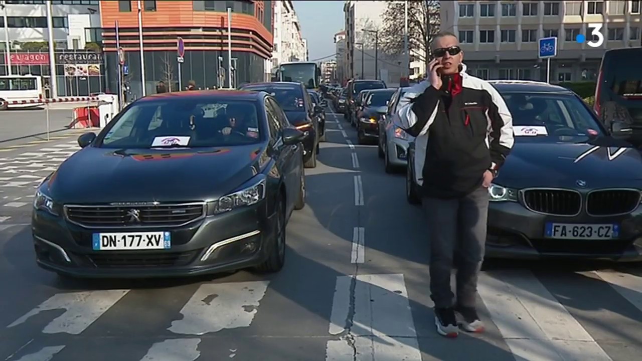 Opération escargot des VTC à Lyon