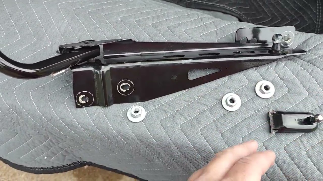 Tonneau Cover 2009 C6 Corvette Convertible.  Broken Piston Support bracket.