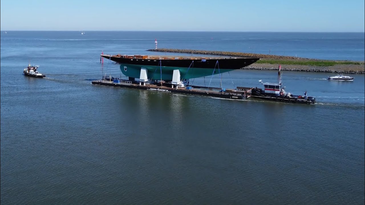 Verbouwd superjacht trekt op ponton over kanaal: 