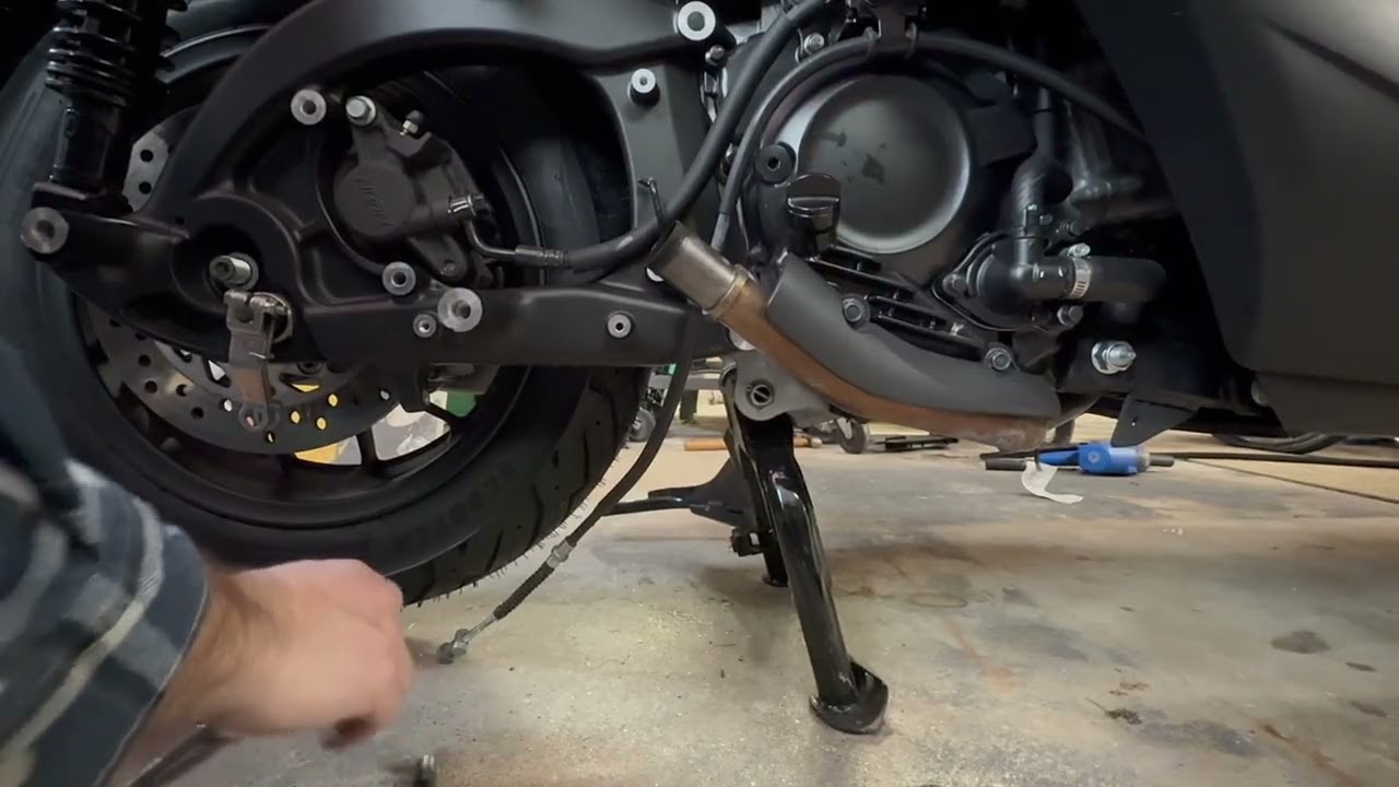 Установка заднего колеса (замена шины) на мотоцикл Honda NSS300 Forza 2016 года.