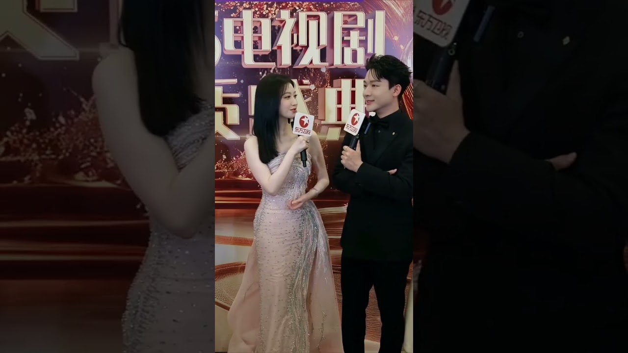 张晚意景甜CUT | 景甜张晚意同框好甜，#景甜 直言《似锦》剧情看得特爽，#张晚意 则补充：是想说扇巴掌那场吗？一边是戏里又争又抢的宿命对手，一边是戏外互动感满满的搭档～#电视剧品质盛典红毯2025