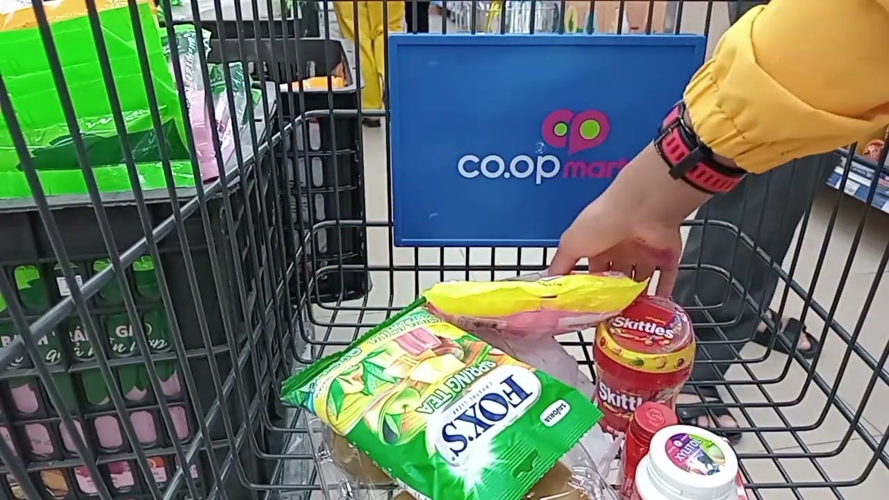 Đi vào siêu thị mua đồ 