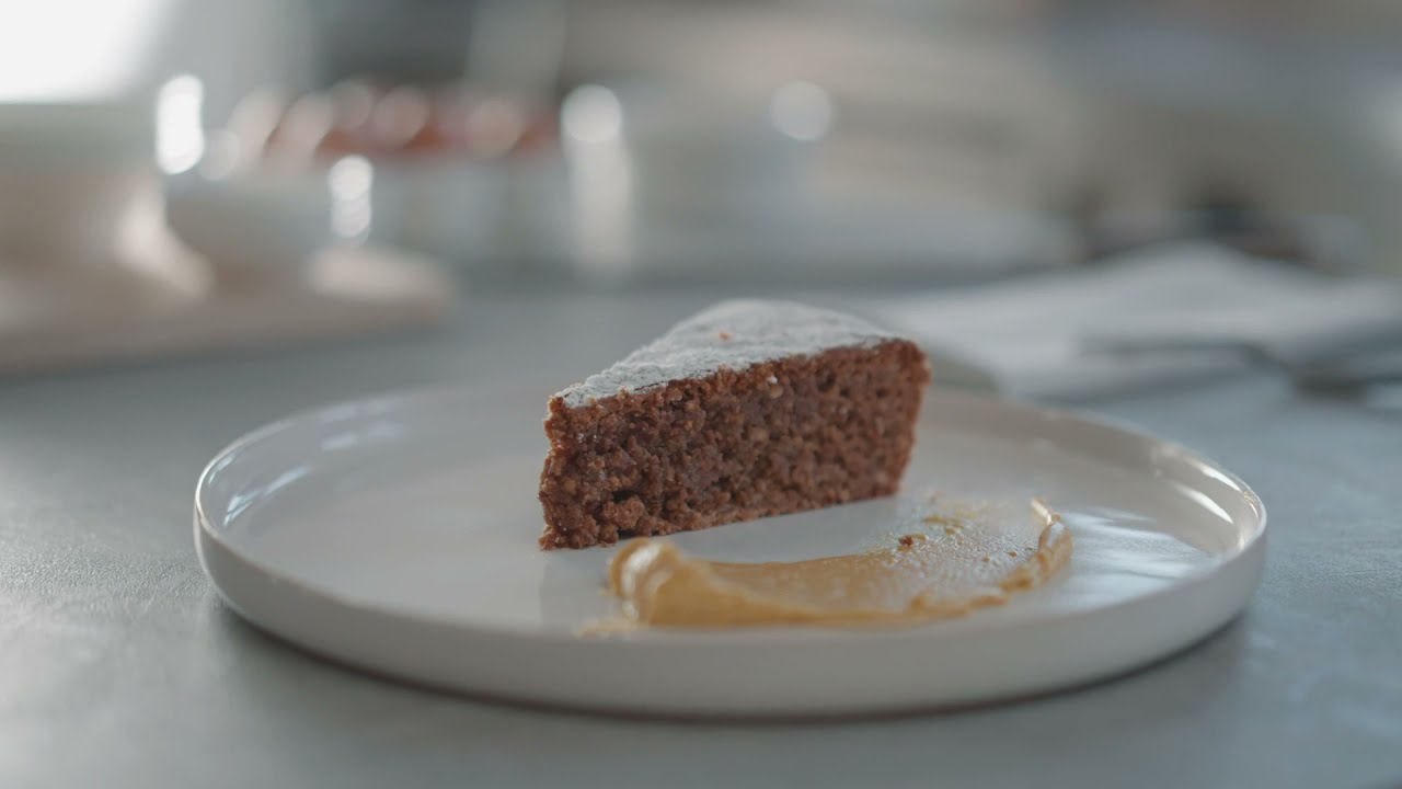 Torta di nocciole senza farina e cremoso alla nocciola