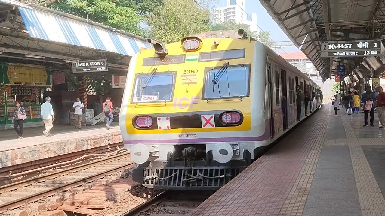 Indian train traveling video vikhroli railway station | Mumbai local trains viral journey video 