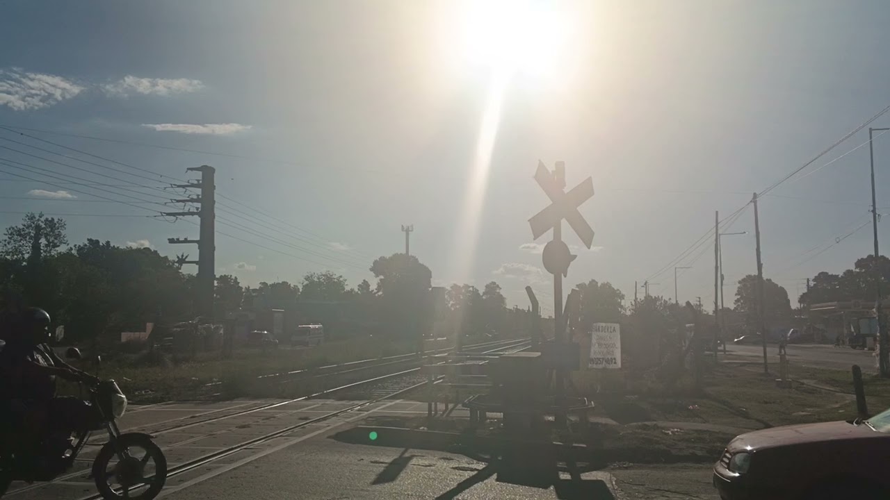 (perdon si grabé el Sol) GT22 A906 volando con un local y un buen bocinazo por el PaN Corrientes 