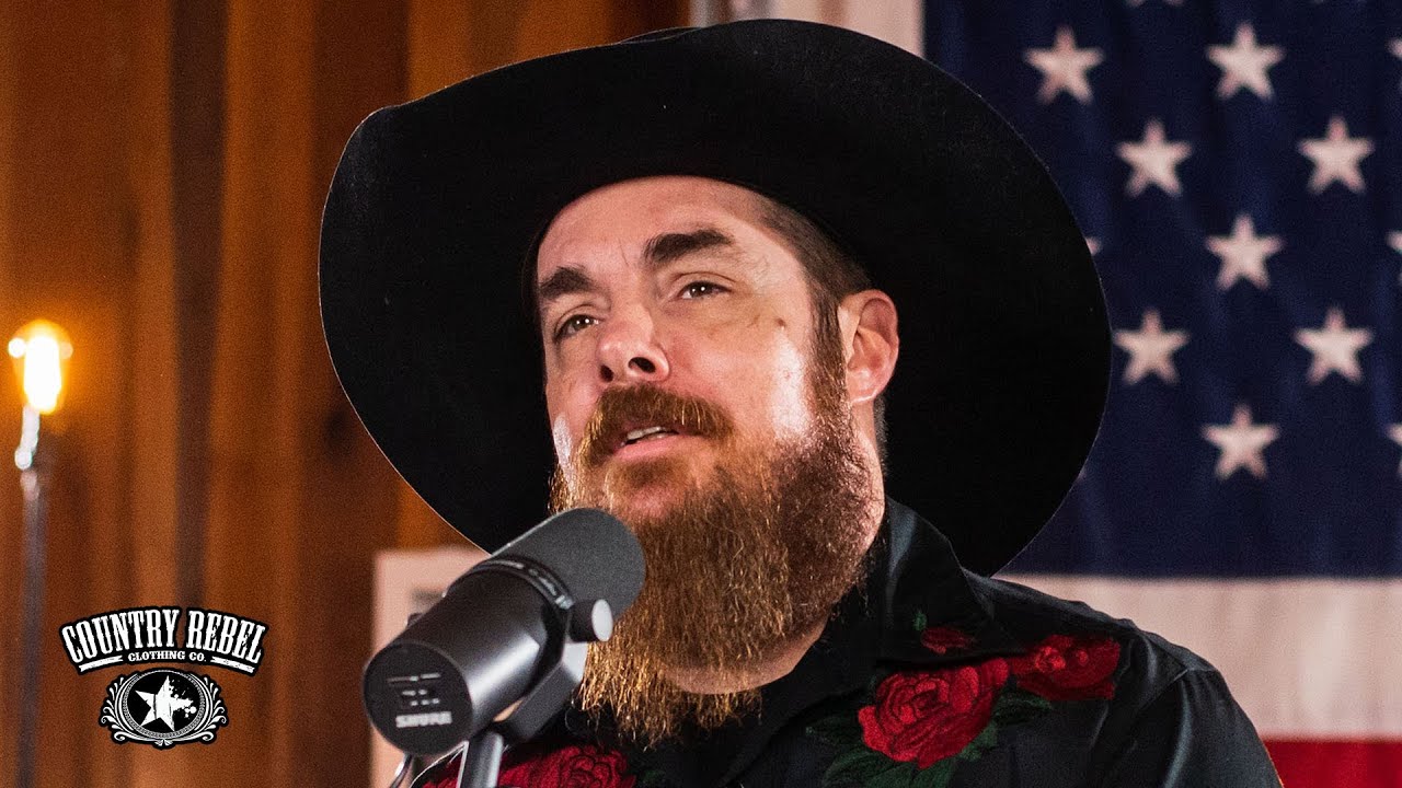 Whey Jennings honors his grandfather, Waylon Jennings, with an emotional performance of 