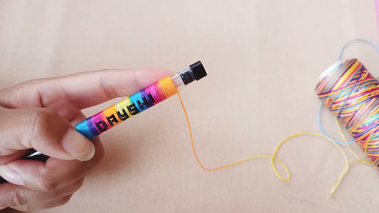 cómo poner nombre a tu  bolígrafo o lapicero solo con hilo. Pluma personalizada.