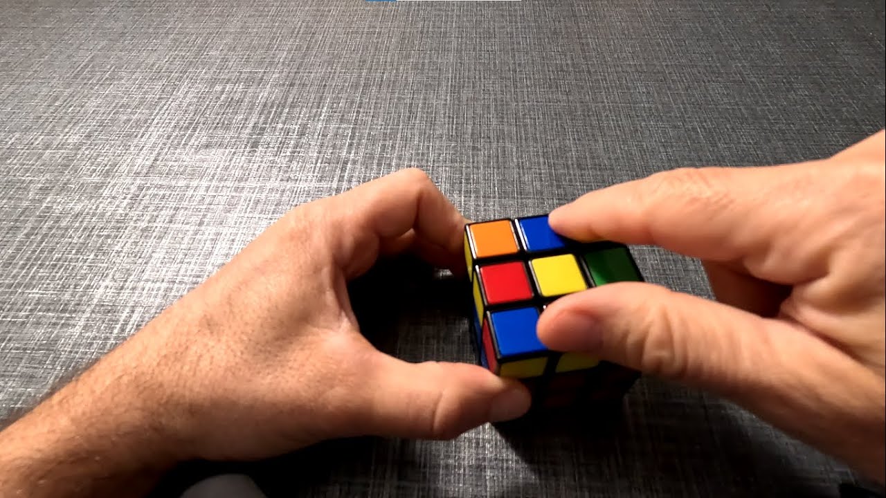 9. Come posizionare correttamente gli spigoli per formare una croce sul lato superiore del cubo!