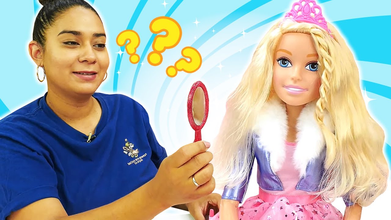 Barbie hat ein Date mit Ken. Valeria hilft Barbie mit dem Make-up. Spielzeug Video mit Baby Born