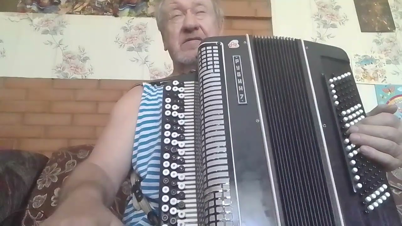 Тренировка пальчиков на баяне.