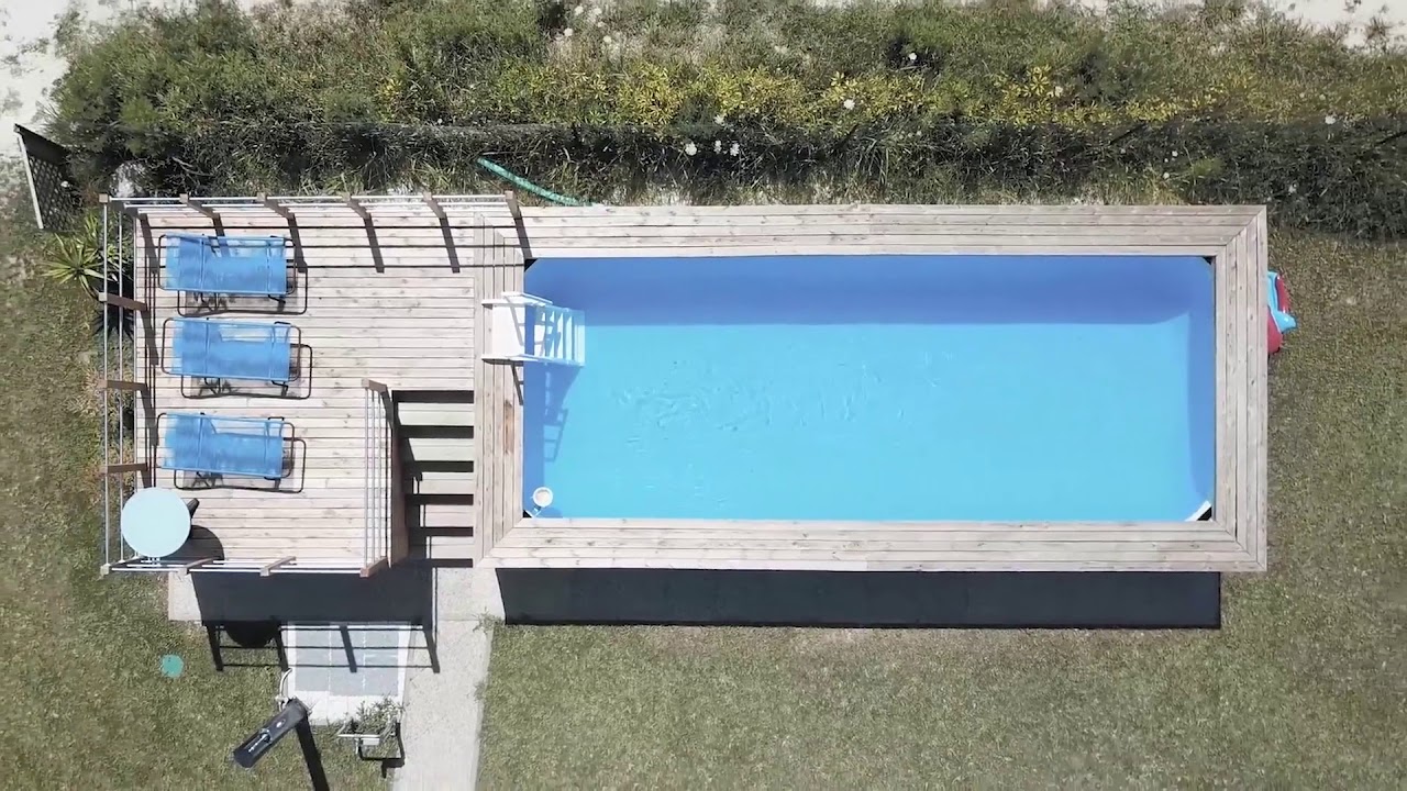 Piscina  fuori terra rivestita in legno o senza manutenzione.