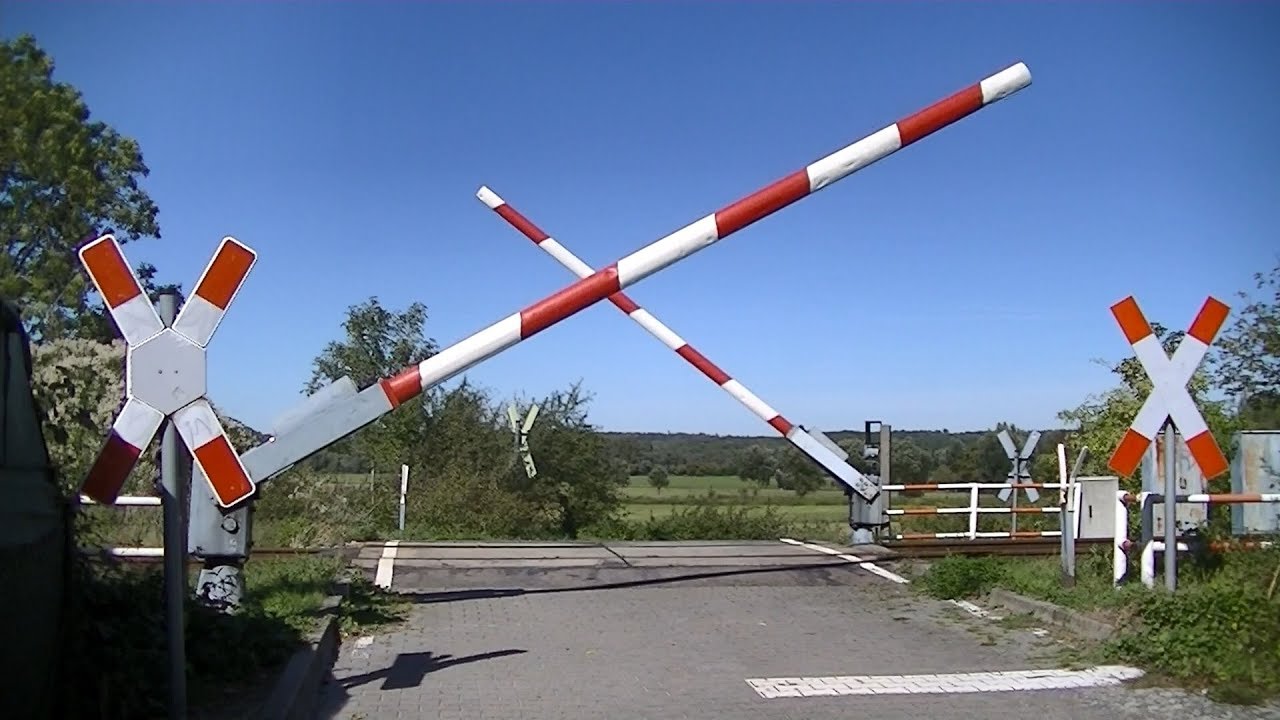 Spoorwegovergang Neubrandenburg (D) // Railroad crossing // Bahnübergang