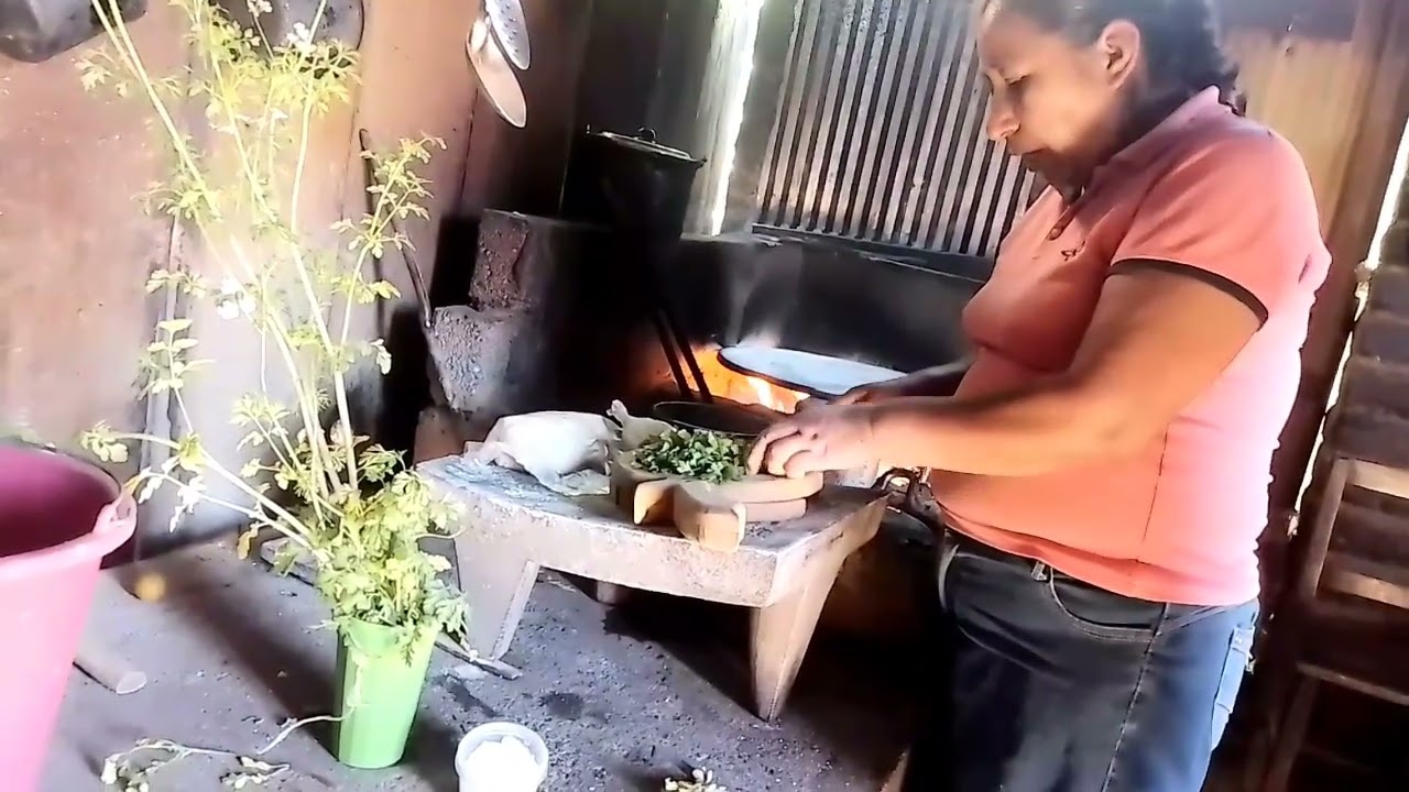 Preparando unas empanadas de silantro fáciles.