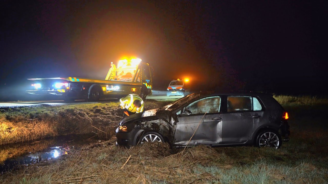 Twee personen vluchten nadat ze met auto over de kop slaan - Politie zoekt in het dorp