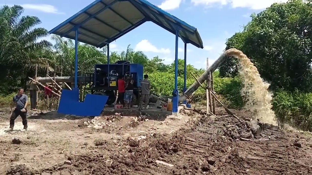 Mesin penanggulangan banjir di kebun sawit