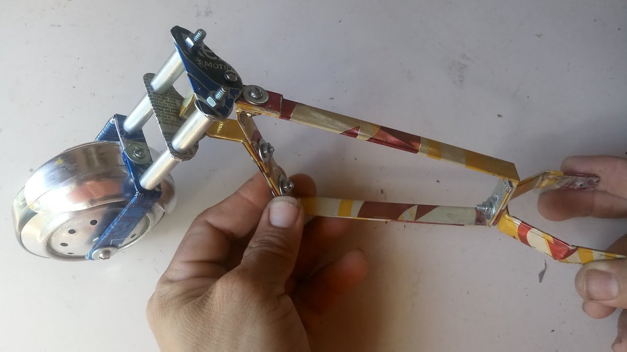 Como fazer moto de latinha roda e eixo do guidão Tutorial 02