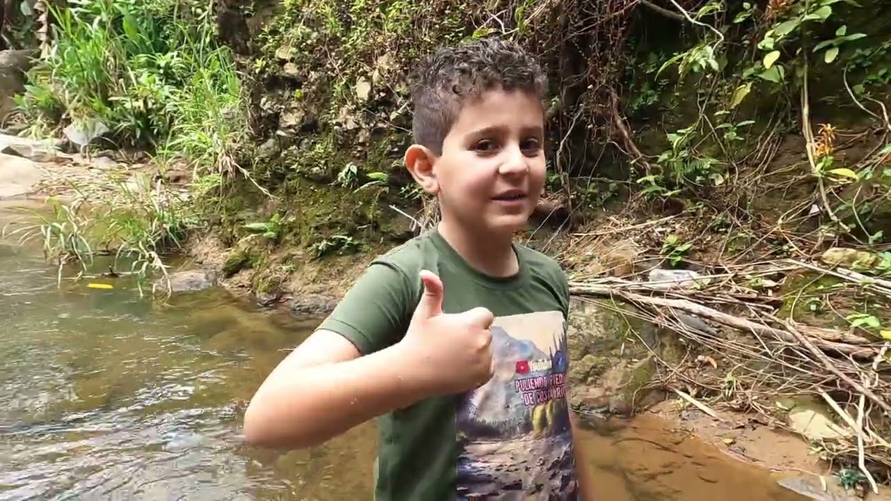 Buscando rocas y minerales en el río y en partes secas con Isaac como ayudante 