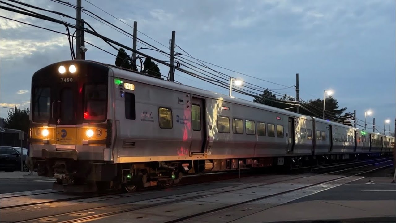 LIRR: A short evening rush at Bethpage Station