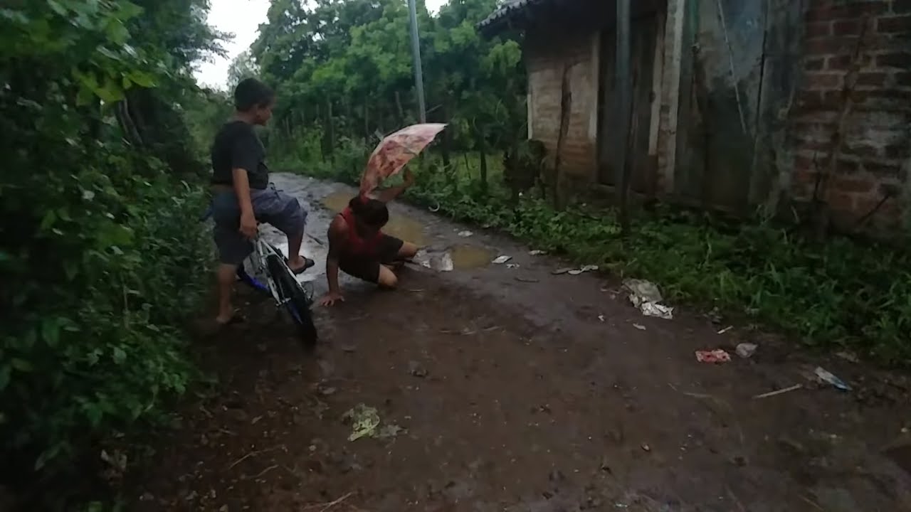 Cayó la Maruca otra vez. Nos fuimos a encaminar a Doña Transito y los niños bajo la lluvia.Parte 4