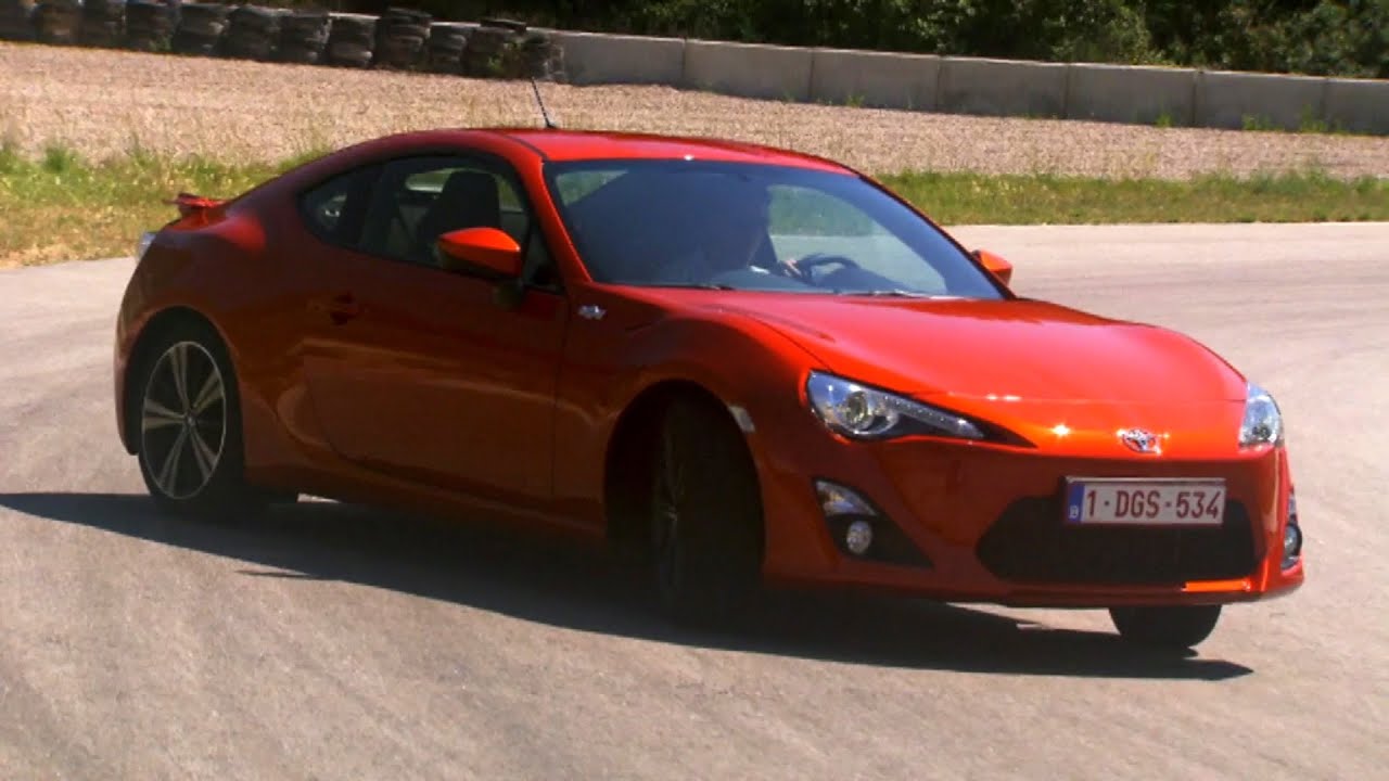 Powersliding In The Toyota GT86 - Fifth Gear
