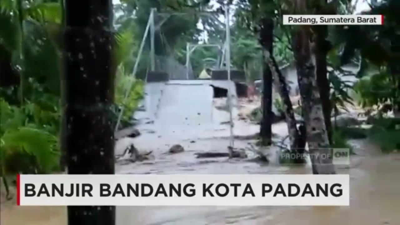Video Amatir: Dahsyatnya Banjir Bandang Robohkan Jembatan di Padang