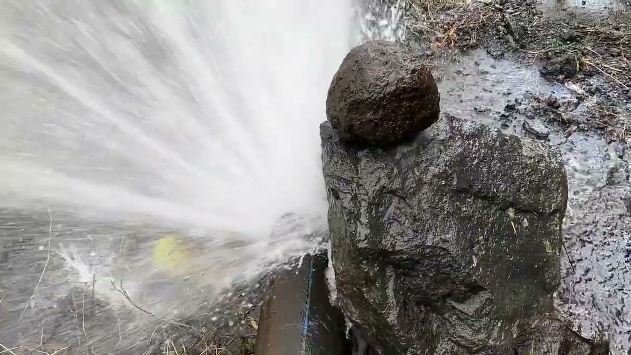 Comores Anjouan Fuite d'eau R&eacute;paration / The Comoros Ndzuwani Water leak Repair