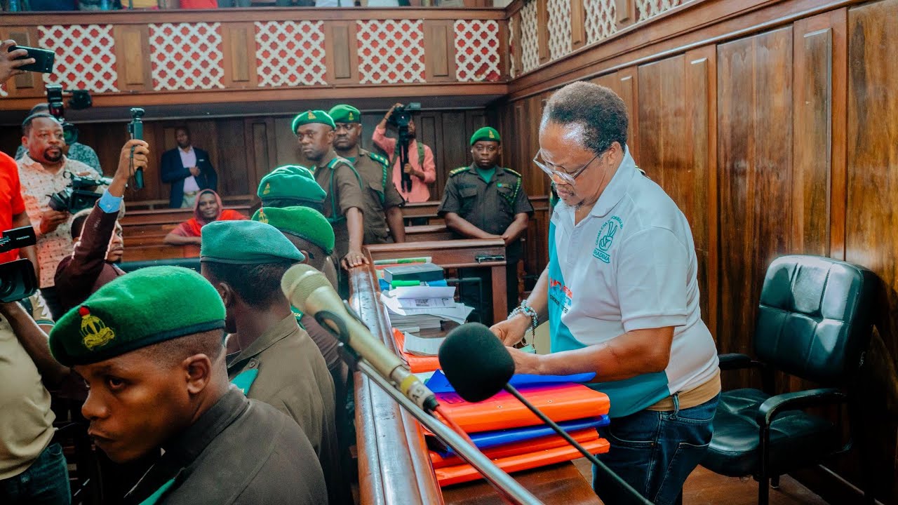 PAZITO LEO!!! LISSU  AMBANA SHAIDI WA KIFICHO AMUULIZA NITAJUAJE KAMA WEWE SIO PANDIKIZI...