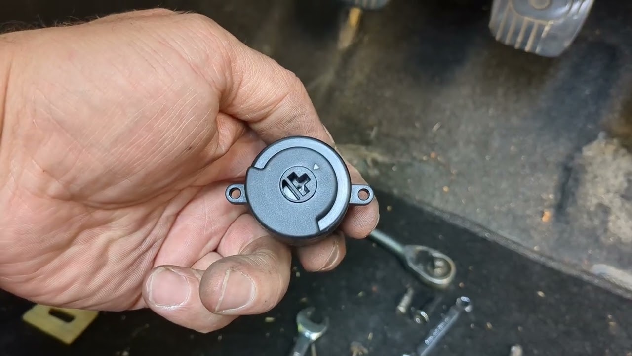 Nissan Micra K12 won't start when you turn the key - ignition barrel replacement.