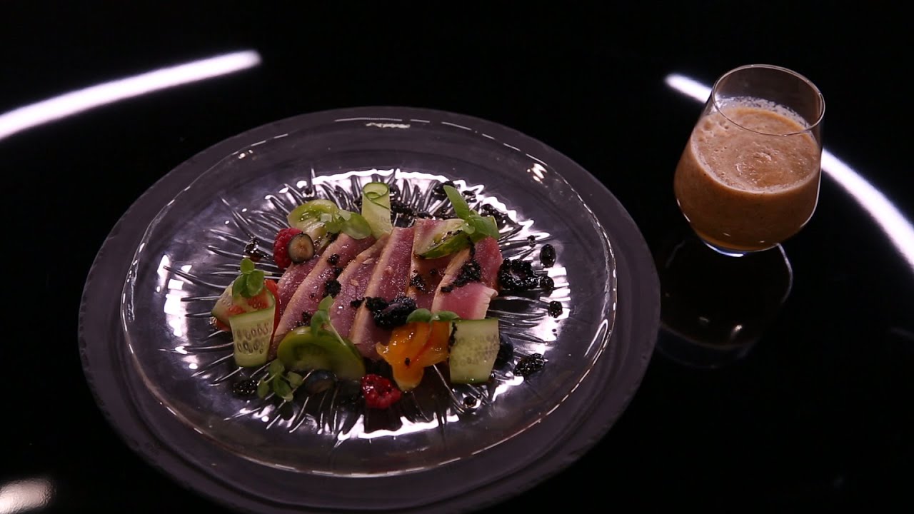 Thon rouge juste saisi, vinaigrette sésame noir, gazpacho de tomates par Denny Imbroisi (#DPDC)