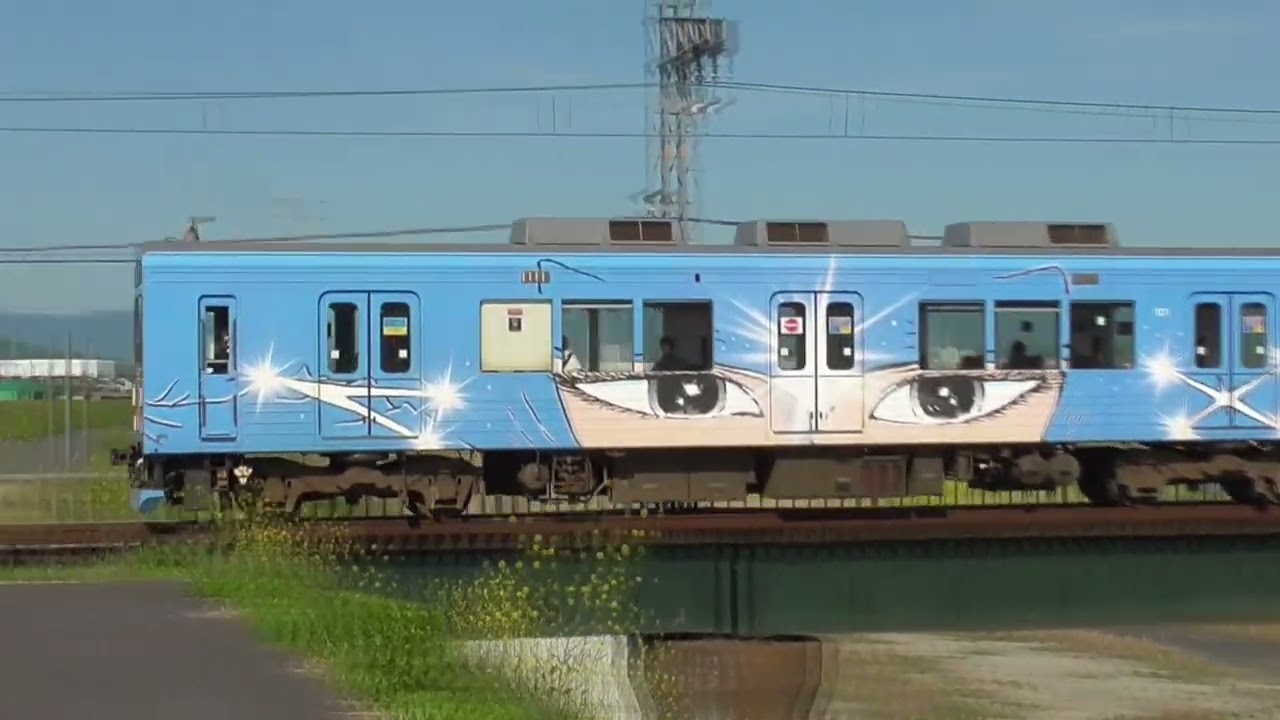 A Ninja train with Iga Ueno Castle in the background is crossing a steel bridge.鉄橋を渡る忍者電車（背景に伊賀上野城）