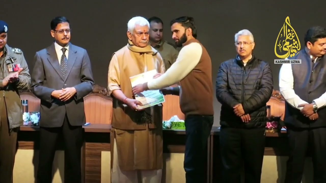 ایل جی منوج سنہا نے  عسکریت پسندی سے متاثرہ خاندانوں کے لواحقین کو سرکاری  تقرری نامے تقسیم کئے 