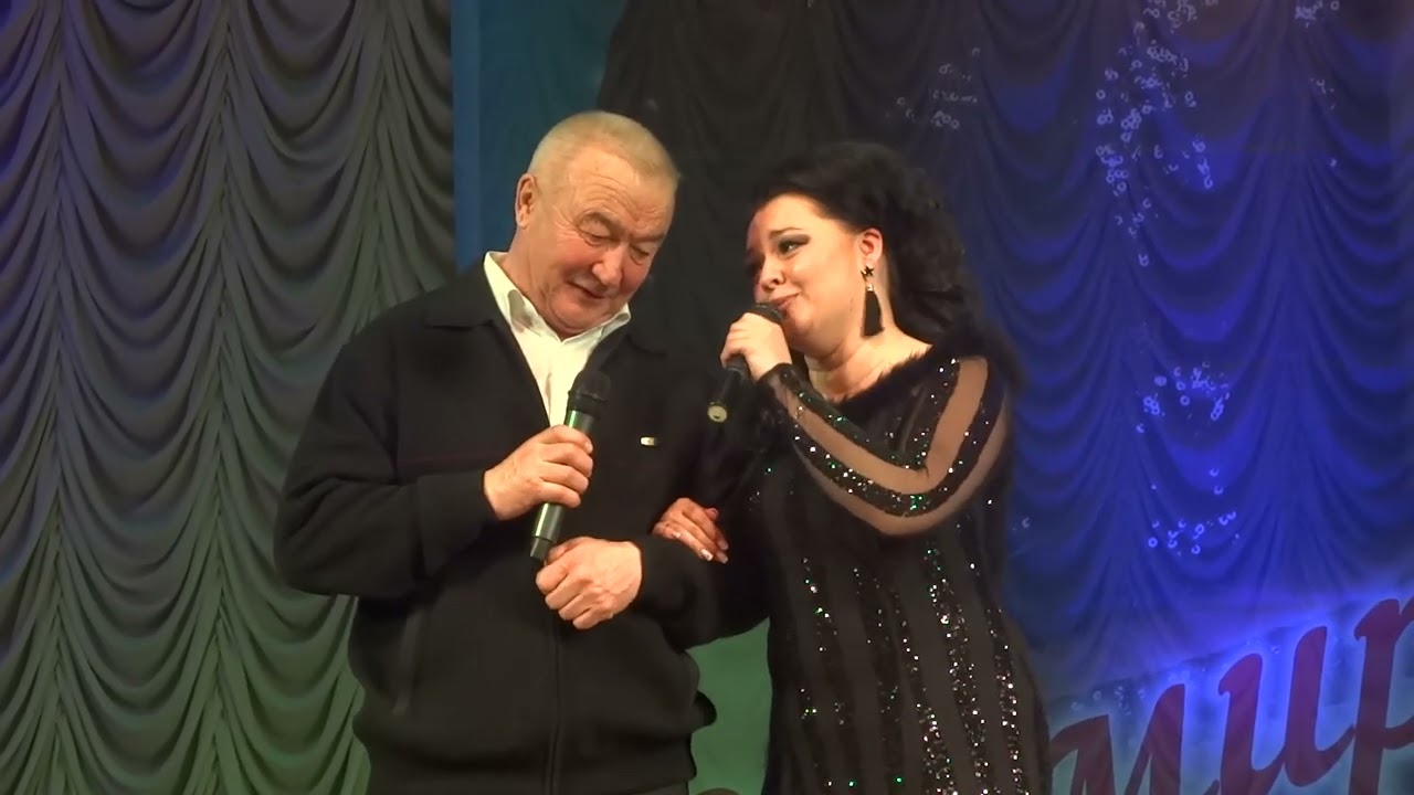 Эльмира Сөләйманова тамашачы белән бергә җырлый. Дүртөйле, 2018 ел. Рафитжан Рахимьянов видеосы