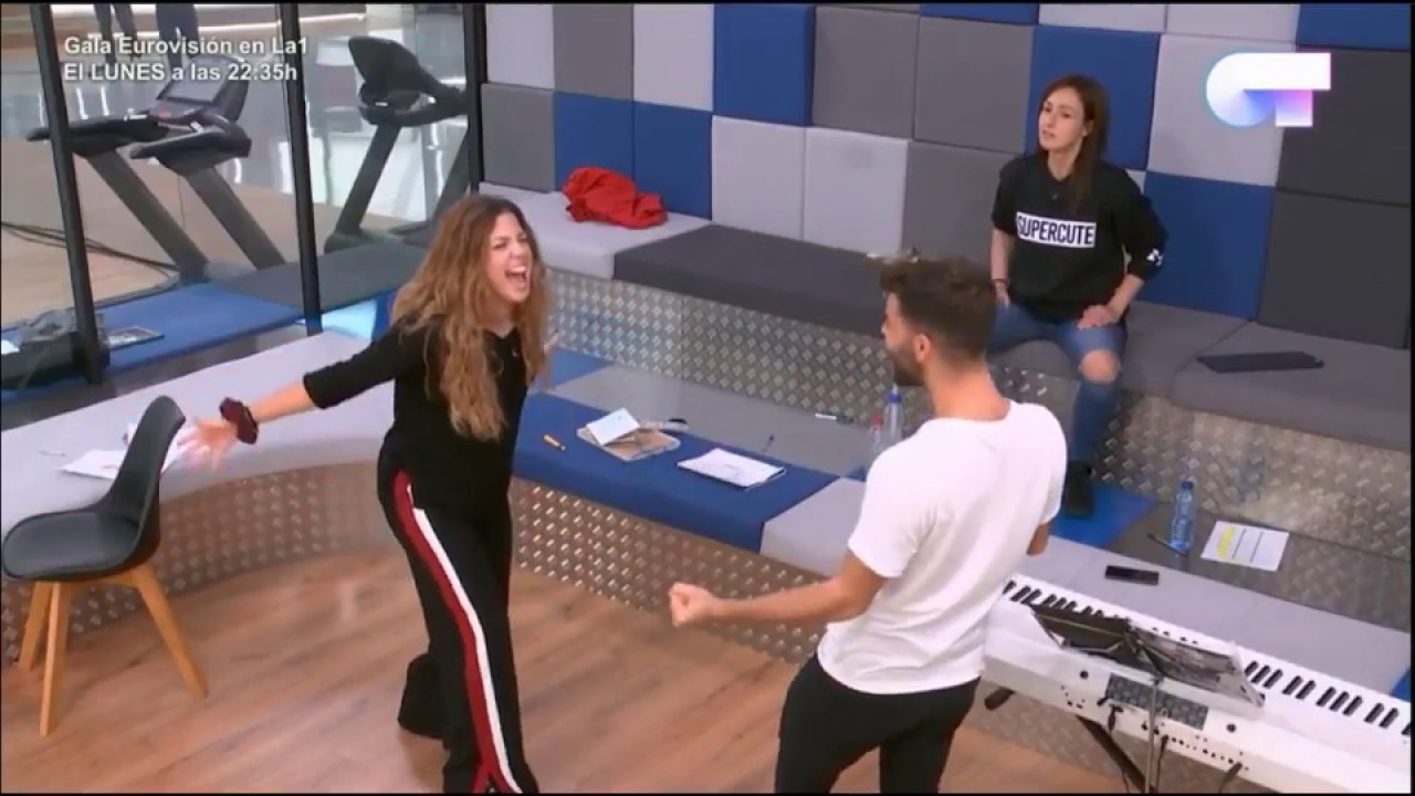Agoney y Miriam cantando 