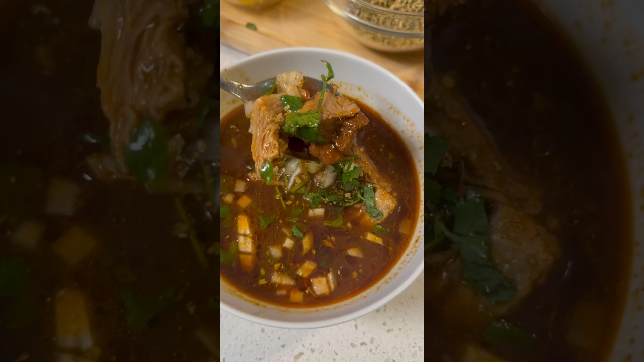 Birria de cerdo 🇲🇽 Pork Birria #birria #birriadecerdo #pork #mexicanfood I love adding lots of 🧄
