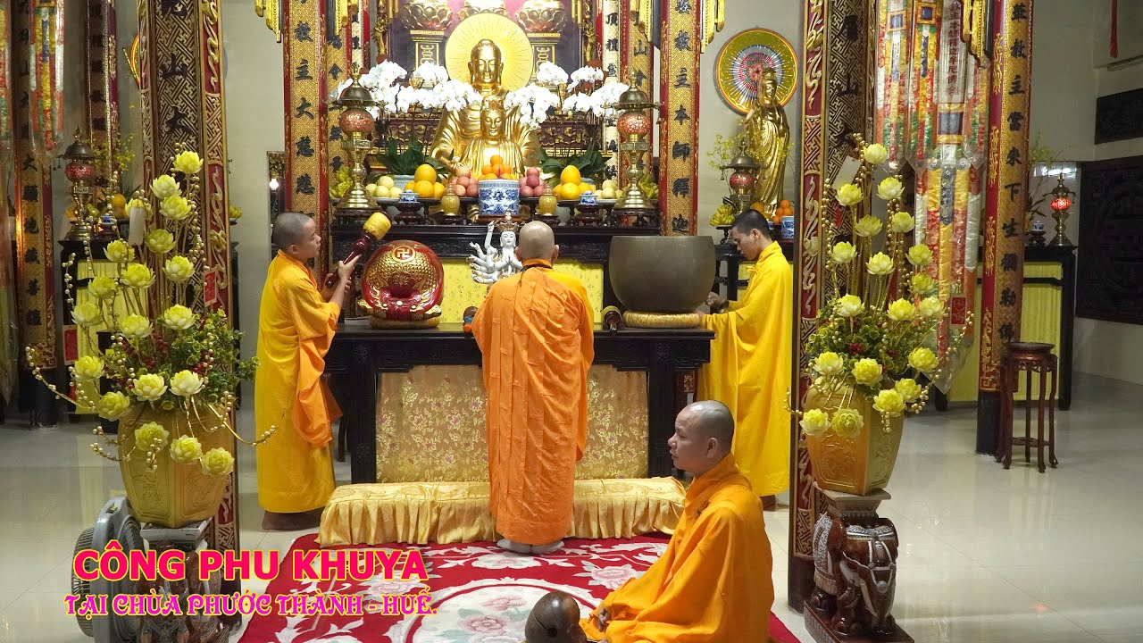 Công phu khuya tại chùa Phước thành - Huế.