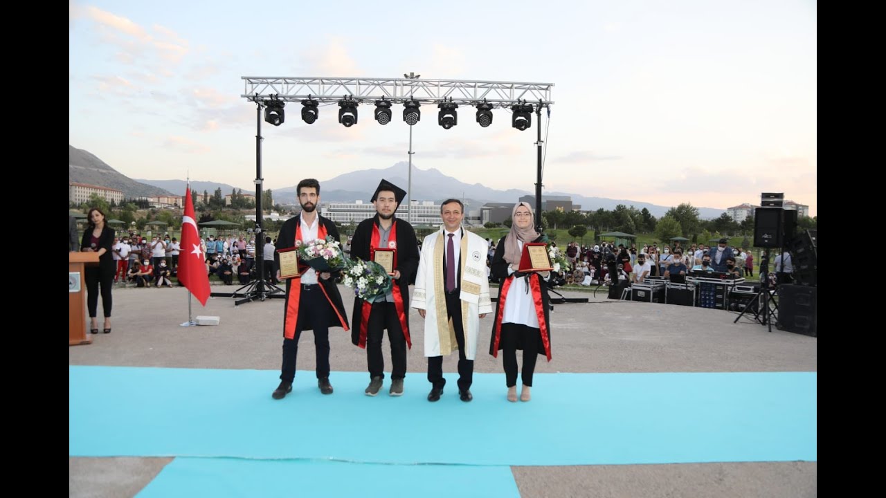 İktisadi ve İdari Bilimler Fakültemizde Mezuniyet Sevinci