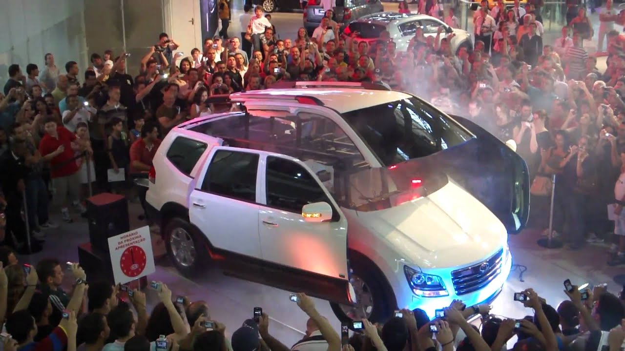 Salão do automóvel Kia motor Apresentação do carro robô.